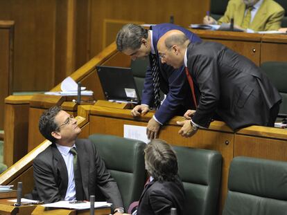 Los parlamentarios del PP Antonio Basagoiti e Iñaki Oyarzábal (sentados) hablan con sus compañeros Leopoldo Barreda (de pie, a la izquierda) y Carlos Urquijo en un momento del pleno parlamentario de ayer.