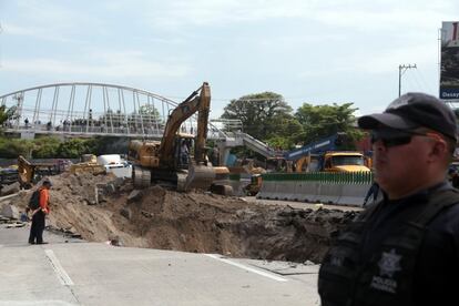 Dos personas han muerto por un socavón en una autopista recién inaugurada en México.