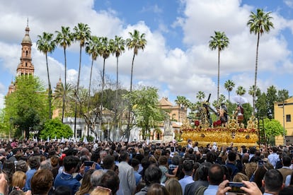 El paso de Jesús de la Victoria de la Hermandad sevillana de La Paz a su paso por el parque de María Luisa este domingo, en Sevilla.