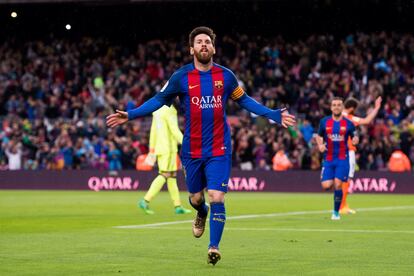 El jugador del Barcelona Leo Messi celebra su gol, el primero del partido, marcado al Osasuna.