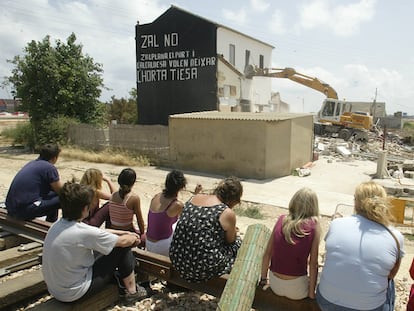 Los inquilinos de Villa Pepita ven como derriban su casa, la última de la huerta de La Punta (Valencia) afectada por la ZAL (Zona de Actividades Logísticas) del Puerto de Valencia en julio de 2003.
Jose Jordan