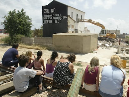 Vecinos de la huerta de La Punta ven como derriban su casa, afectada por la Zona de Actividades Logísticas (ZAL) del puerto de Valencia, en el año 2003.