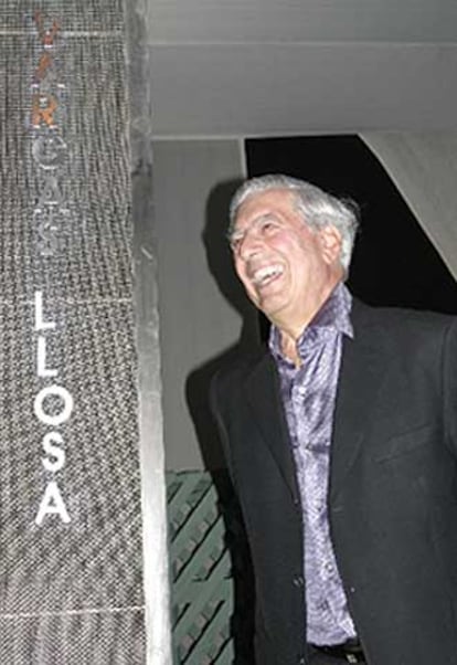 Vargas Llosa sonríe durante la inauguración del malecón.