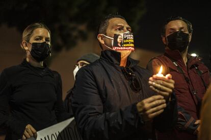 Un grupo de periodistas se reunió en una vigilia ante el Monumento las Tijeras en Tijuana, en Baja California, para solicitar la intervención del Gobierno federal y el Gobierno de Baja California en la investigación de los asesinatos de los periodistas Lourdes Maldonado y Margarito Martínez.