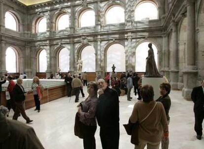 Visitantes del ala del Prado abierta al público ayer recorren el claustro integrado en el museo.