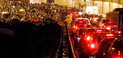 Estudiantes italianos cortan el tráfico en un túnel de Roma durante las protestas contra los recortes anunciados por el Gobierno.