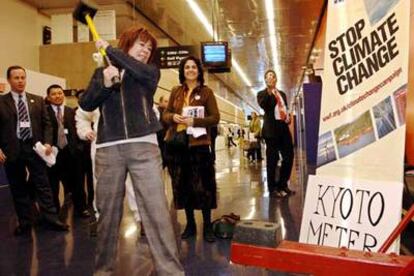 Cristina Narbona prueba ayer el <i>Kiotómetro</i> montado por la organización ecologista WWF / Adena en Montreal.