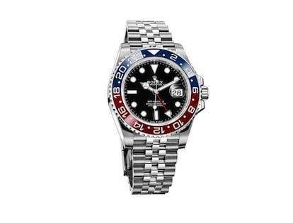 La legendaria caja Oyster de Rolex se enriquece con un nuevo modelo de la colección GMT-Master II manufacturado en acero Oystersteel y ese bisel giratorio graduado 24 horas en cerámica roja y azul. Diseñado en su origen como un instrumento de ayuda a la navegación pensado para los pilotos de las líneas aéreas, permite leer de forma simultánea la hora de dos husos horarios, idóneo para esas personas que viajan a menudo. La caja, de 40 mm, lleva enroscada una corona con sistema de tripe hermeticidad (sumergible hasta los 100 metros) Triplock.