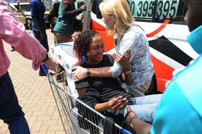 Una mujer es traslada en un carro de la compra para recibir atención médica.