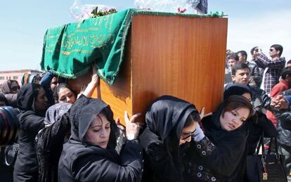 Activistas llevan el féretro de Farjunda, asesinada tras ser acusada de quemar un Corán