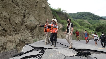 O presidente do Peru, Pedro Castillo, visita as áreas mais afetadas pelo terremoto.