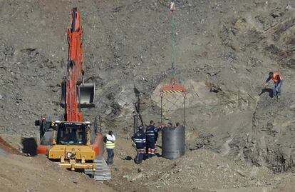 Los mineros de la Brigada de Rescate de Hunosa se acercan al pozo, el 24 de enero de 2018.