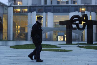 Dos agentes patrullan ante la cancillería de Berlín tras el hallazgo de los dos paquetes sospechosos.