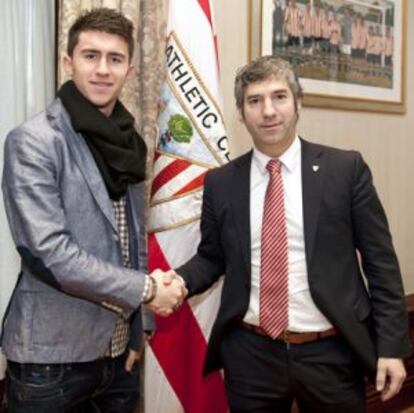 Aymeric Laporte (izquierda) y Josu Urrutia este viernes tras la firma del nuevo contrato que vincula al jugador con el Athletic hasta 2015.