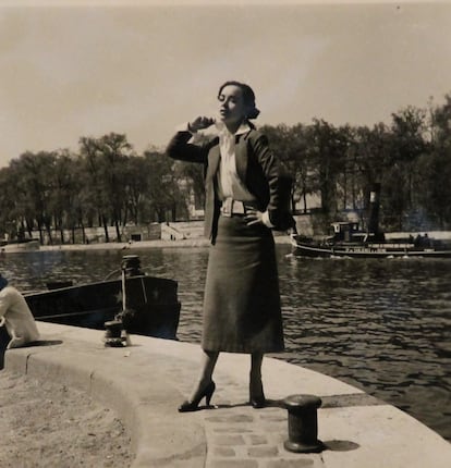 Meyes next to the Seine River, in Paris, in 1953.