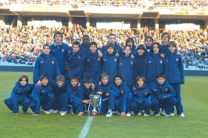 La plantilla al completo ofrece el trofeo en la previa de un partido en el estadio de Montjuïc.