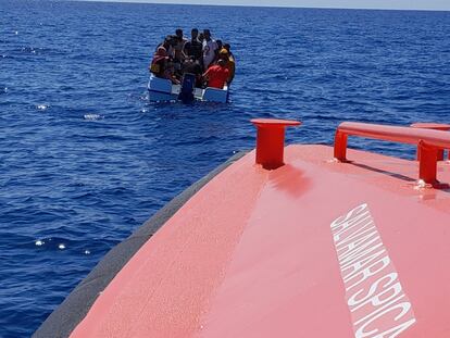 Rescate de una patera a 35 millas de cabo de Gata, Almería, el viernes.