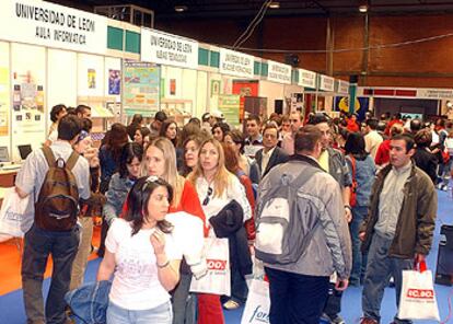 Un grupo de estudiantes visita la feria Expouniversidad, organizada por la Universidad de León.