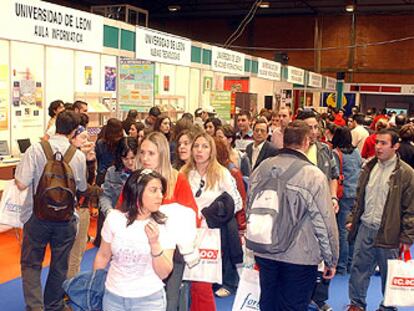 Un grupo de estudiantes visita la feria Expouniversidad, organizada por la Universidad de León.