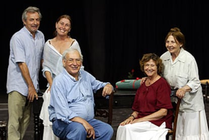 De izquierda a derecha: Roberto Quintana, Verónica Forqué, Miguel Narros, Julieta Serrano y Alicia Hermida, intérpretes y director de <i>Doña Rosita la soltera, </i>en un descanso del ensayo.