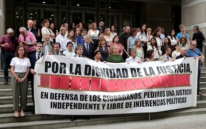 Concentración de jueces y fiscales, en Bilbao, durante el paro de 10 minutos contra la 'Ley Bolaños' de acceso a la judicatura.
