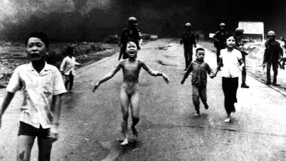 Ataque con napalm del Ej&eacute;rcito americano en Vietnam en el a&ntilde;o 1972. Esta foto ha ganado el premio World Press Photo.