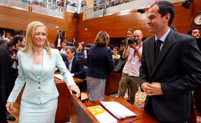 La candidata del PP a la presidencia regional, Cristina Cifuentes, guiña un ojo al también candidato de Ciudadanos, Ignacio Aguado, durante el pleno de constitución de la Asamblea de Madrid, el 9 de junio de 2015.