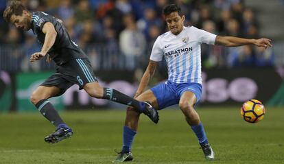 Íñigo Martínez, autor del primer gol de la Real, y Rosales.