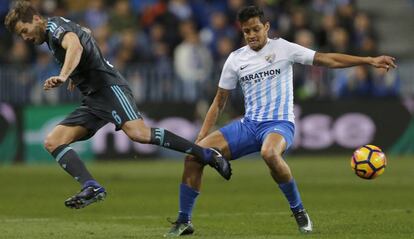 &Iacute;&ntilde;igo Mart&iacute;nez, autor del primer gol de la Real, y Rosales. 