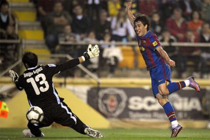 Bojan marca el tercer gol del Barça en El Madrigal ante Diego López.