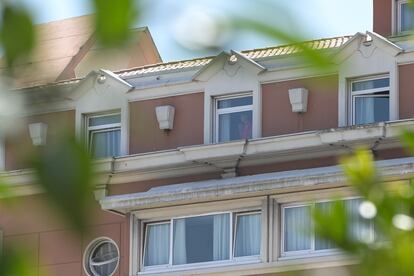 Una persona mira por una ventana del hotel NH Finisterre de A Coruña donde los jugadores del CF Fuenlabrada permanecen confinados en él tras haber dado positivo en coronavirus varios de sus miembros.