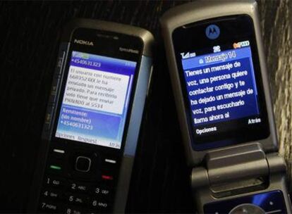 Dos móviles con el mensaje de la estafa en sus pantallas.