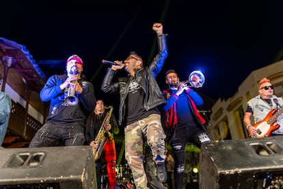 La banda nacional 'Tomo Como Rey' amenizó el evento.