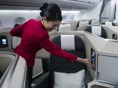 Interior de la cabina de clase business de un avión de Cathay.