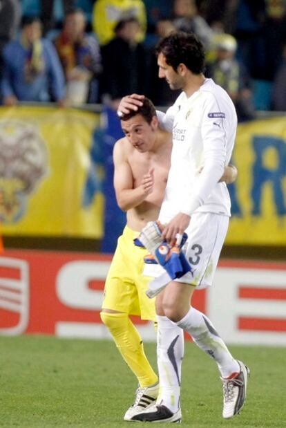 Diego López y Santiago Cazorla celebran la victoria del Villarreal.