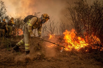 Bomberos forestales realizan labores de extinción en un incendio del municipio orensano de Rubiá de 2021.