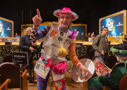 Un hombre disfrazado a modo de Don Quijote antes de comenzar la celebracin del Sorteo Extraordinario de la Lotera de Navidad 2024, en el Teatro Real.