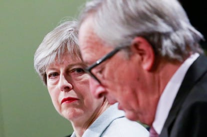 Theresa May con Jean-Claude Juncker, presidente de la Comisi&oacute;n.