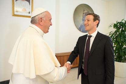 Mark Zuckerberg y el papa Francisco en el Vaticano en 2016.