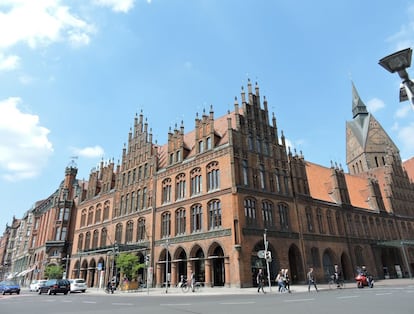 De estilo gótico, el Alter Rathaus (antiguo ayuntamiento) dejó de usarse como consistorio en 1863 y hoy alberga el Registro Civil. Empotrado en la pared junto al portal, un rostro grotesco ahuyenta los malos espíritus.