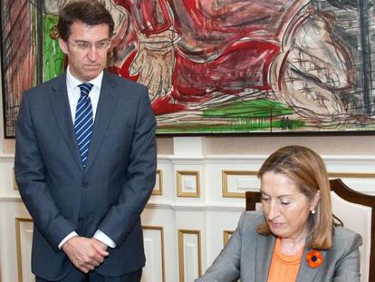 El presidente de la Xunta junto a la ministra de Fomento