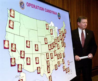 John Ashcroft, fiscal general de EE UU, durante la conferencia de prensa en la que ha anunciado los resultados de la Operación Candyman.