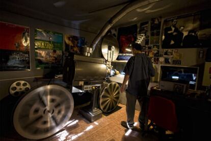 La cabina del Maldà con el proyector Ossa Victoria que se usa desde la inauguración de la sala en 1945.