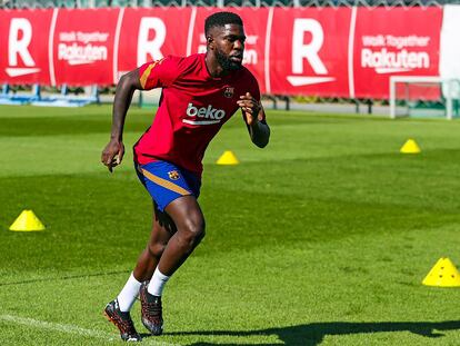 Umtiti, en un entrenamiento con el Barcelona, en una imagen facilitada para el club azulgrana.