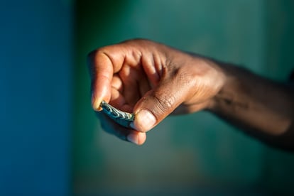 Worku Derara, profesor de arqueología en la Universidad de Adis Abeba, sostiene para la foto uno de los materiales encontrados durante la expedición, que formó en su día parte de un brazalete.