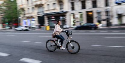 Una persona sale recorre la calle Goya de Madrid en bicicleta.