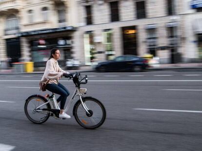 Una persona sale recorre la calle Goya de Madrid en bicicleta.