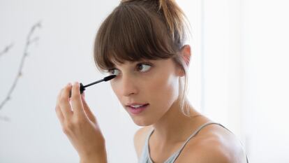 Se pueden utilizar como prebase de una máscara negra o como peine fijador para las cejas. GETTY IMAGES.