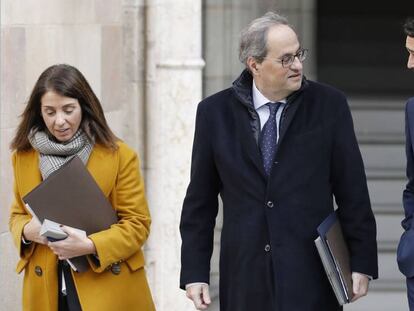 El 'president' Quim Torra (c), acompañado por los consejeros Meritxell Budó (i) y Damiá Calvet (d).