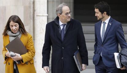 El 'president' Quim Torra (c), acompañado por los consejeros Meritxell Budó (i) y Damiá Calvet (d).
